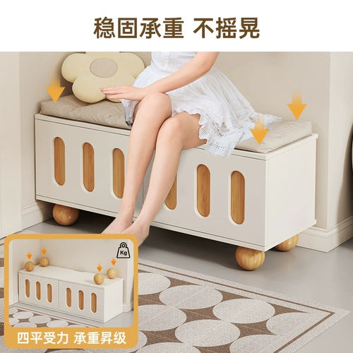 Войдя в дверь, вы увидите табуретку для пеленания, на которой можно сидеть и хранить обувной шкаф.