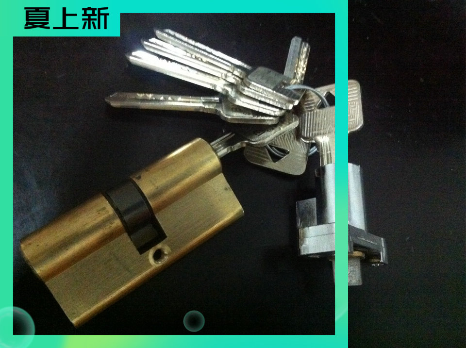 Old-fashioned handle lock cylinder with auxiliary lock head Two keyhole lock heads outside the old-fashioned door Push-type handle lock head