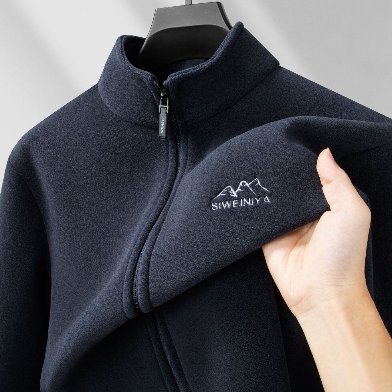 春秋向けのメンズフリースカーディガン／スウェットシャツ。晩春の肌寒い季節に暖かく快適に着用できます。プラスサイズ、ゆったりとしたフィット感。