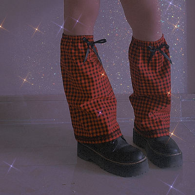 A red checkered cake dress with leg covers for fragmented novels