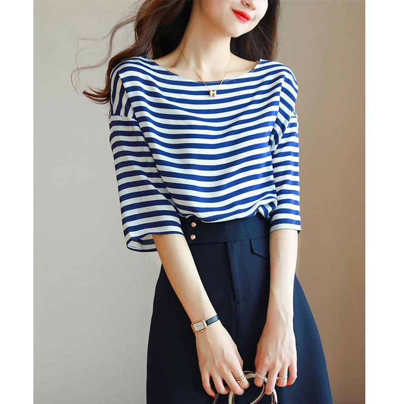 Light luxury women's clothing Simple and elegant, age-reducing loose, contrast versatility, stripes comfortable, soft mulberry silk round neck, thin model