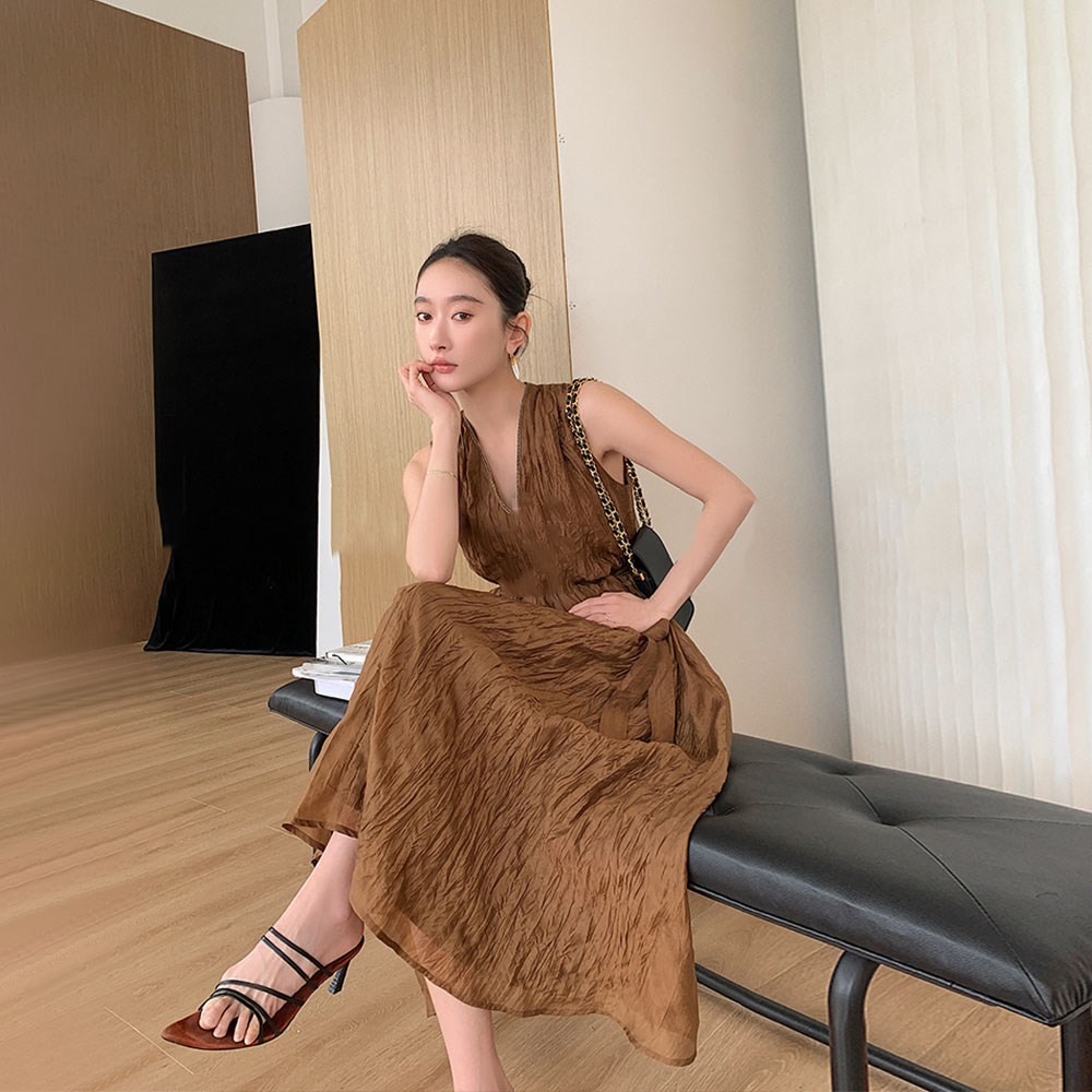 新款不规则蓬松压皱V领背心连衣裙