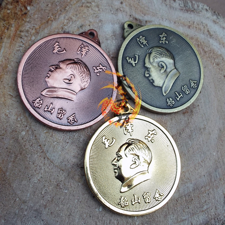 Mao main statue 4 cm badges commemorative badge Personality Lettering Pendant Copper Necklace great man Mao Grandpa Chest Badge