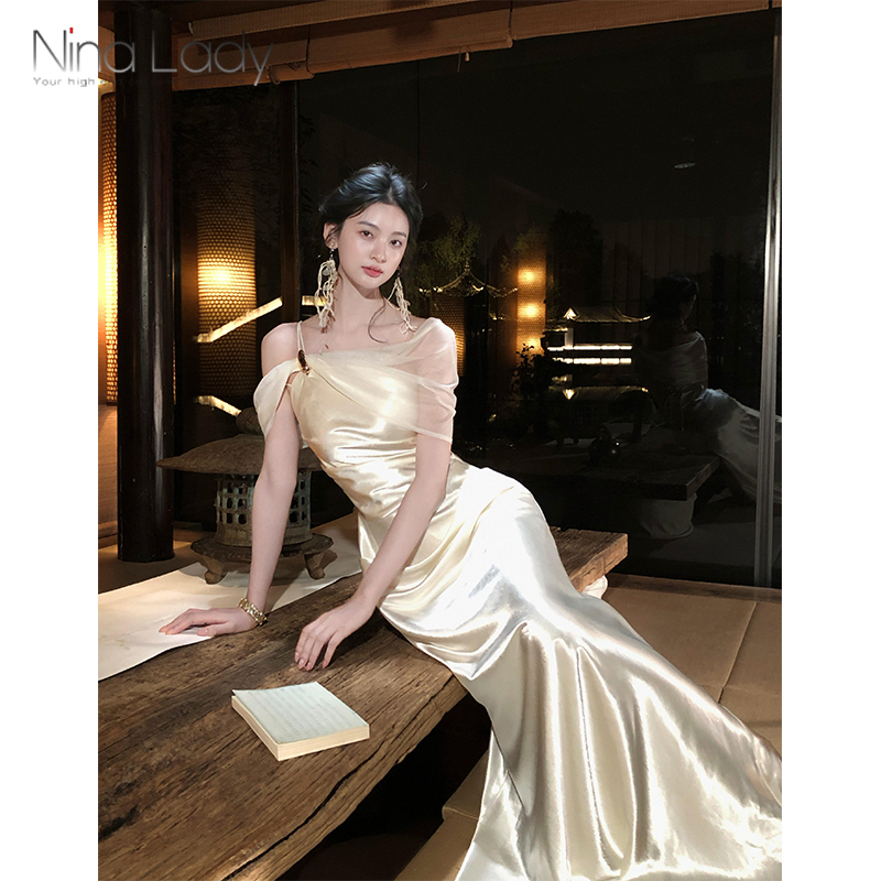 Ninalady French-Style Elegant Off-Shoulder Deep V-Neck Satin Dress with a Cinched Waist, Light Luxury and High-End Feel, Long Dress