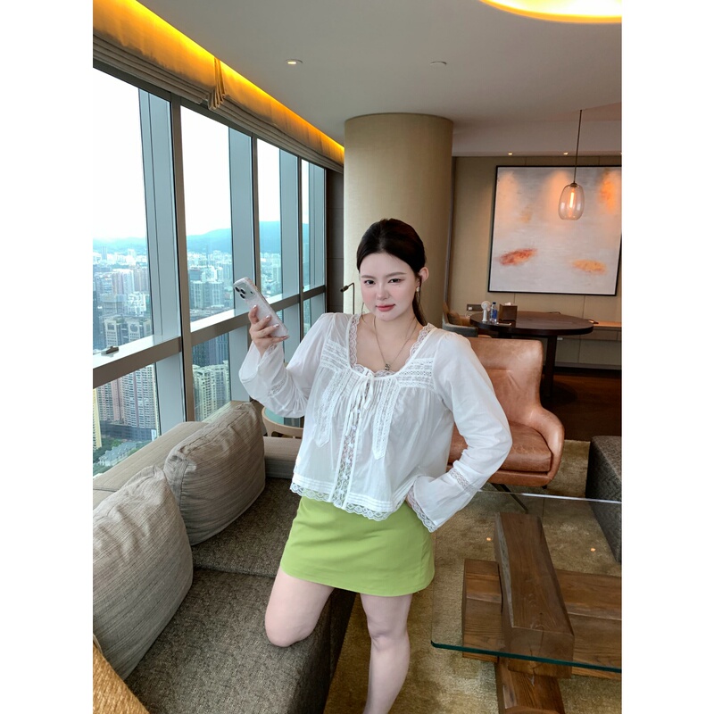 Wang Grape, Slightly Chubby, Gentle Style, Lace Splicing Shirt, Slimming, Covers the Body, Bell Sleeves, Base Shirt, Top Dm1724