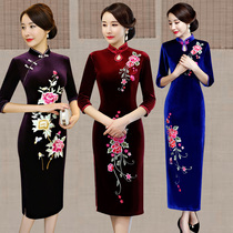 Golden Velvet Cheongsam 2021 New Womens Vintage Embroidery Long Sleeve Mother Improved Dress Spring and Autumn Mid-length