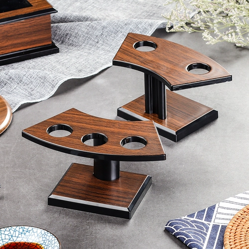 Японский стиль суши -магазин суши -магазин деревянный зерно суши -свитки полки суши полки японские и корейские приготовления пищи рука с мороженым