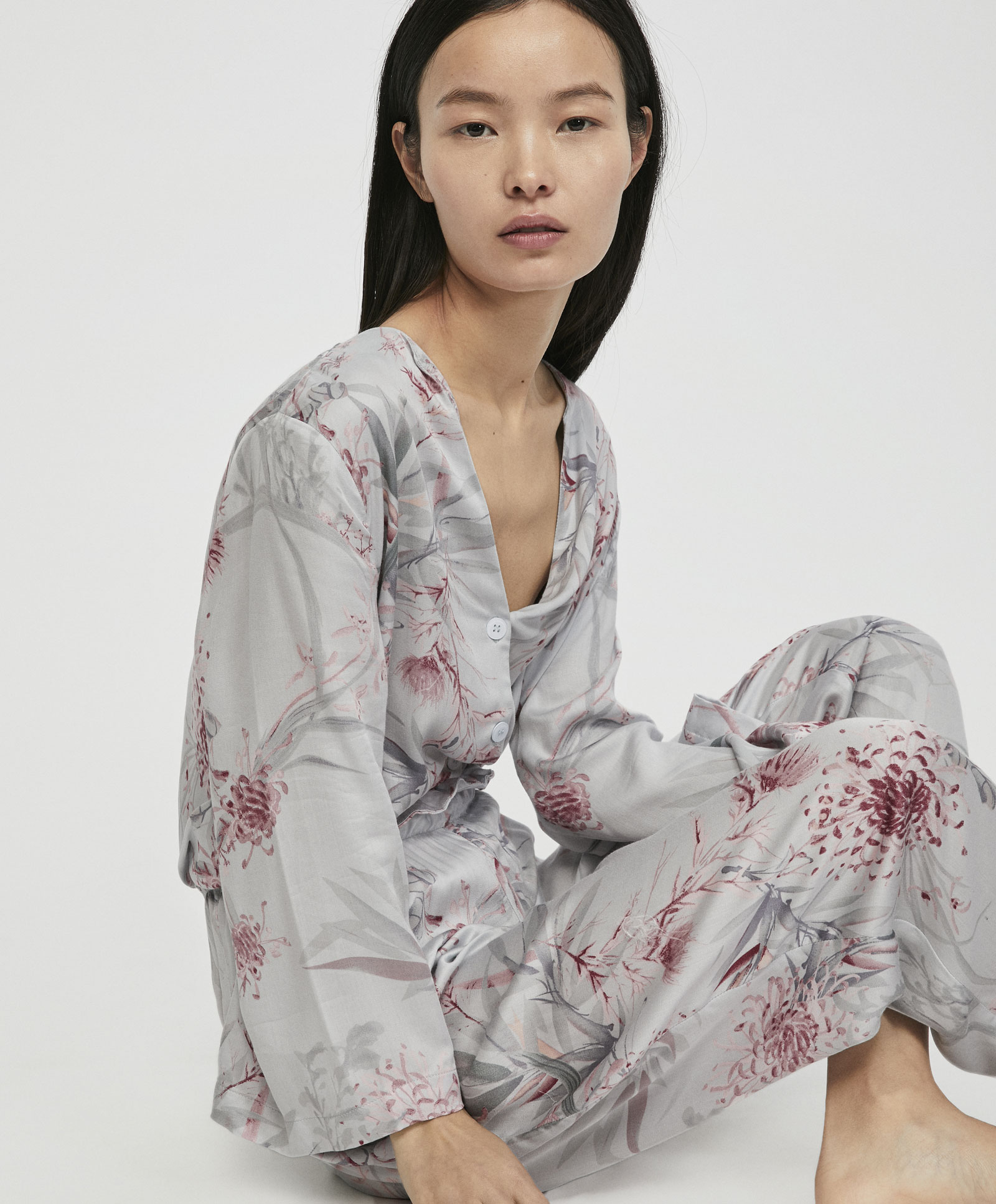 Mùa xuân và mùa hè giảm giá Oysho thanh lịch hoa mùa xuân ladies home đồ ngủ dài tay áo 31080122804 bộ đồ thể thao nam