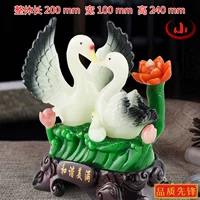 Маленький гармоничный и счастливый лебедь