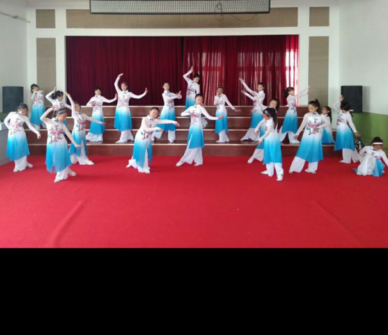 Mới của trẻ em trang phục khiêu vũ cổ điển cô gái ô múa khiêu vũ biểu diễn quần áo khiêu vũ quốc gia cô gái thanh lịch cửa hàng quần áo biểu diễn cho trẻ em