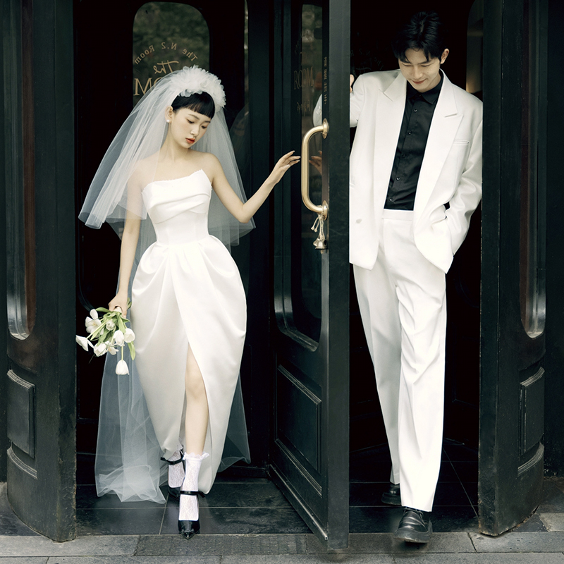 Photography props suitable for photo sessions, clothing, wedding dress for beloved, white tube top, minimalistic flashlight Photography props suitable for photo sessions, clothing, wedding dress for beloved, white tube top, minimalistic flashlight