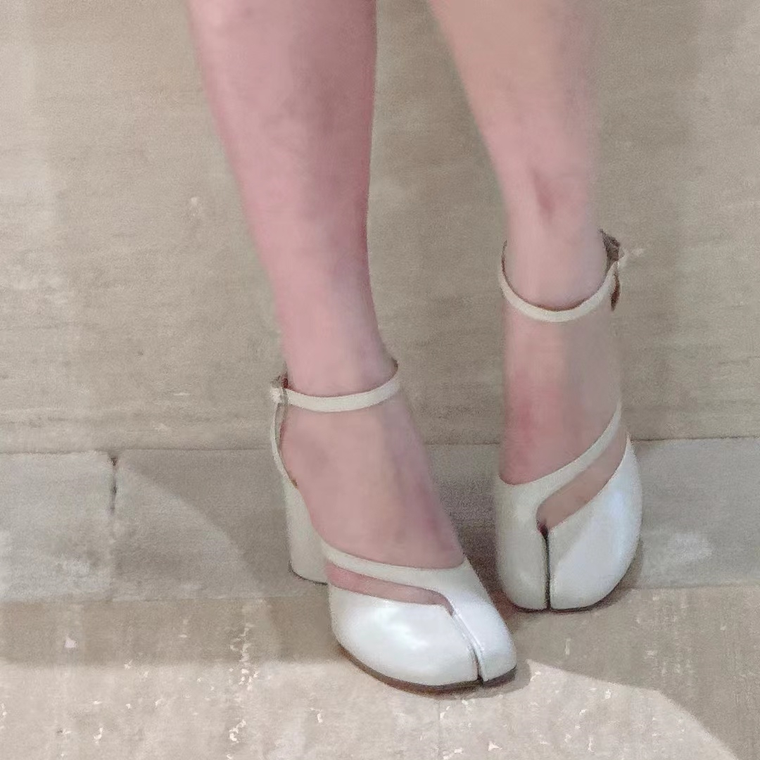 高定2025新款欧美真皮高跟夹趾凉鞋：时髦浅口中空后绊带细跟凉拖鞋，夏日必备🔥