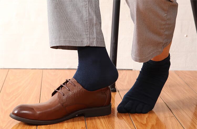 Vớ năm ngón nam mùa thu và mùa đông nam cotton ống vớ ngắn kinh doanh điểm ngón chân vớ cotton khử mùi màu đen và trắng xám tất dài cho bé gái