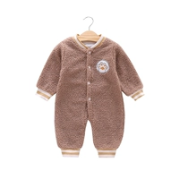 Когти бурого медведя закрылись, а затем открыли внешнюю одежду