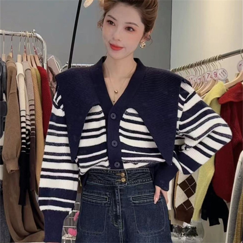 Unique Designer V-Neck Knitted Cardigan for Women, Autumn Color-Block Striped Long-Sleeve Top, Fashionable Casual Versatile Sweater Unique Designer V-Neck Knitted Cardigan for Women, Autumn Color-Block Striped Long-Sleeve Top, Fashionable Casual Versatile Sweater