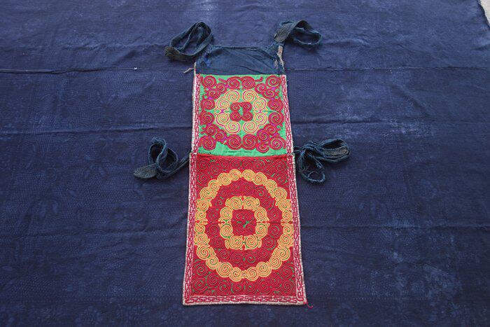 Home Sonic Cabinet Seeking to know the sound sword River Miao Fry Bag handmade embroidery Next Article 43 * 32cm upper embroidered zone 29 * 31c-157