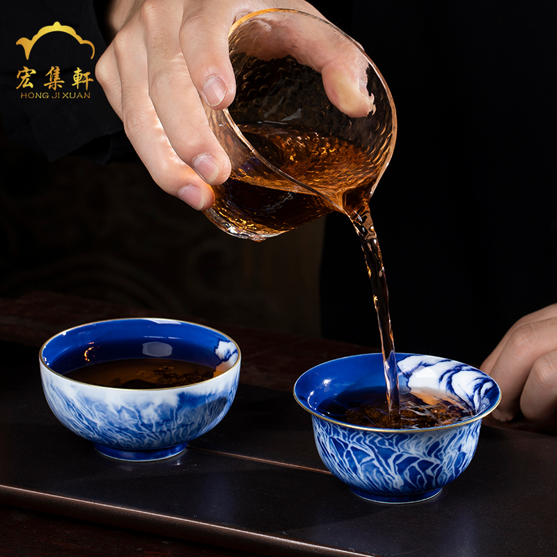 Jingdezhen kung fu tea cups master cup cup single cup sample tea cup hand - made paint snow blue and white porcelain cup