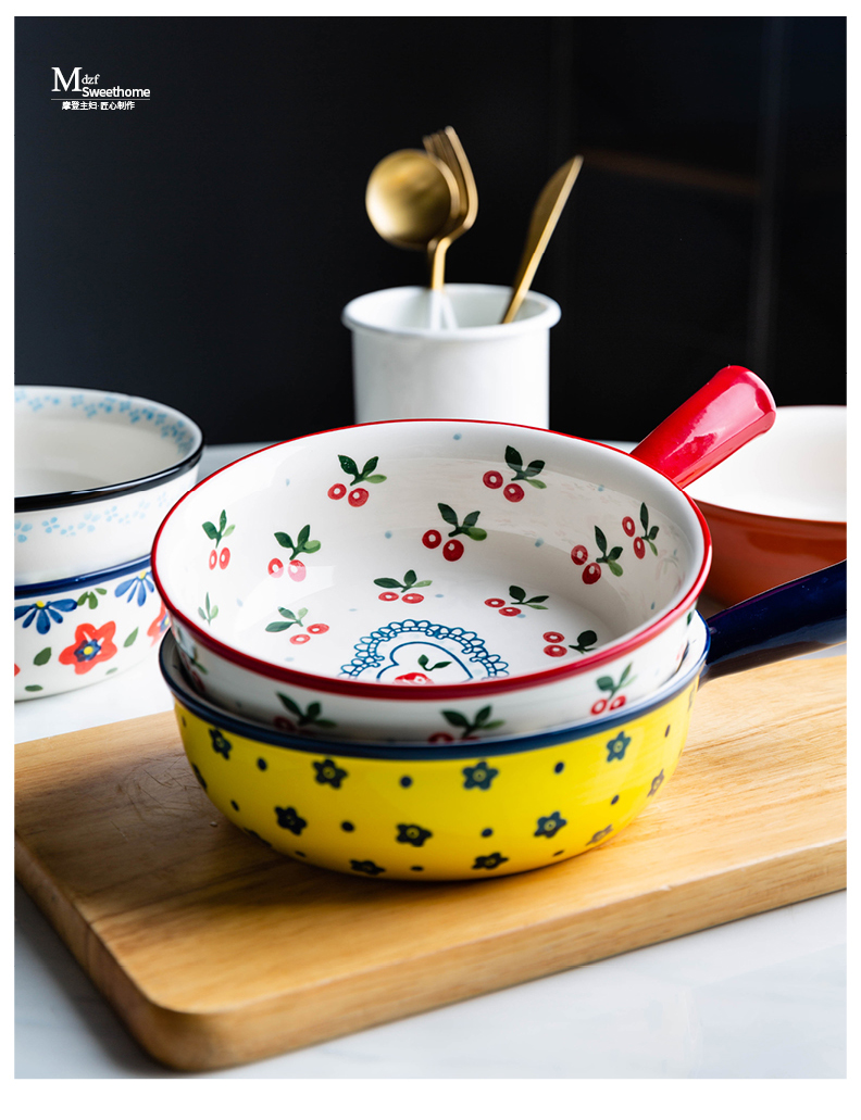 Modern housewives creative hand - made ceramic baking bowl of fruit salad bowl bowl in hand a microwave oven is cheese baked bread and butter