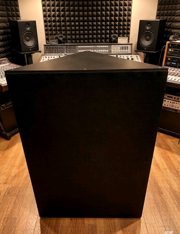 Helmholtz Combined Panel Resonance Structure Low-Frequency Trap Sound-Absorbing Panel Eliminates Low-Frequency Standing Waves in the Room