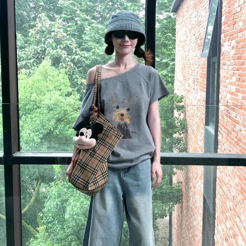 Summer Loose-Fitting Niche Light Gray Off-Shoulder Short-Sleeve T-Shirt for Women with Line Art Dog Print Design and Exposed Shoulders
