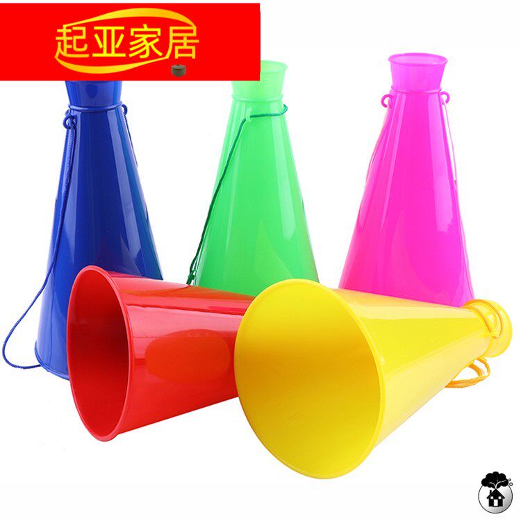 Assistant to shout the microphone to expand the loudspeaker fan toy cheerleading and help with the accessories wedding photography props