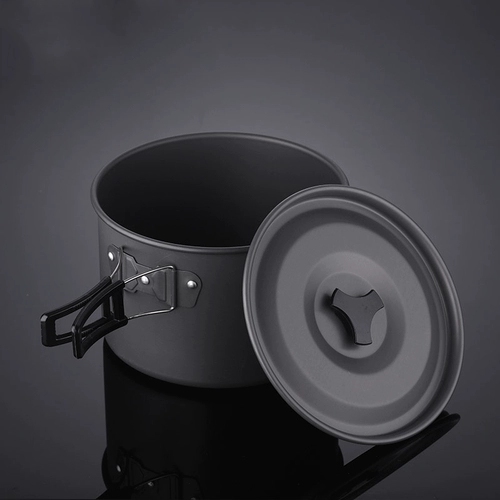 На открытом горшке для горшки для пикника горшки в дикой зоне.