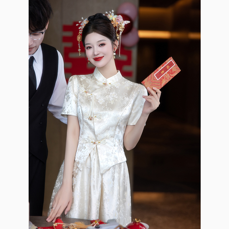 Champagne-Colored Wedding Dress for the Bride, New Chinese Style, Light Luxury, High-End, Suitable for Wedding, Engagement, Registration, and Spring Season