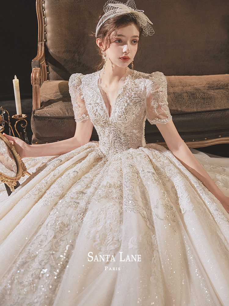 Main wedding dress 2022 new bridal style Hepburn Palace Tingwind Heavy work Extravagant Temperament Retro Princess Wind Tug Tail