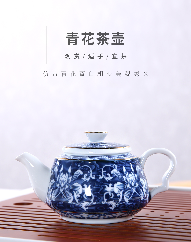 Three thousand ceramic teapot tea village household black tea pu 'er tea, large blue and white hand pot of archaize single pot