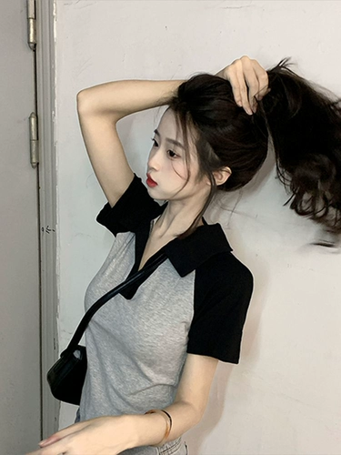 Приталенная короткая летняя футболка, в американском стиле, воротник поло