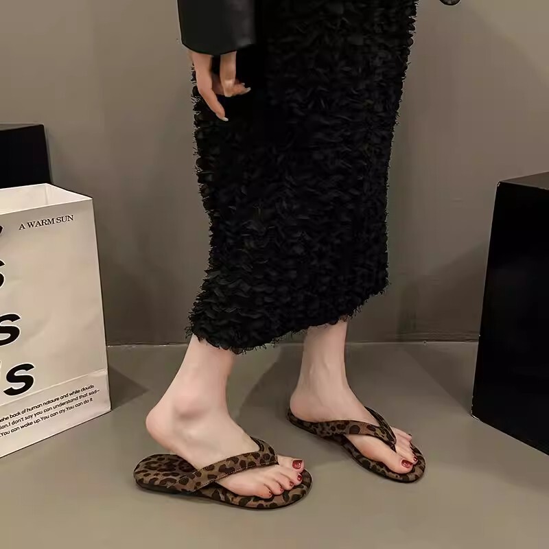 Fashionable Leopard Print Flip-Flops for Women, Summer 2026 New Style, Beach Flat Non-Slip Thong Sandals