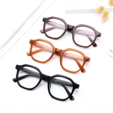 Чистые знаменитости с черными бокалами миопии можно сравнить с несколькими девушками против легкого легкого, анти -радиационного глаз плоские световые зеркало мужчины