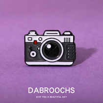 Camera brooch cartoon Japanese ins tide personality retro fashion SLR camera badge bag clothes buckle pin