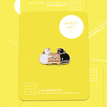 Japanese Harajuku style cat brooch Chess kitten cute badge collar pin Alloy drop oil corsage bag accessories