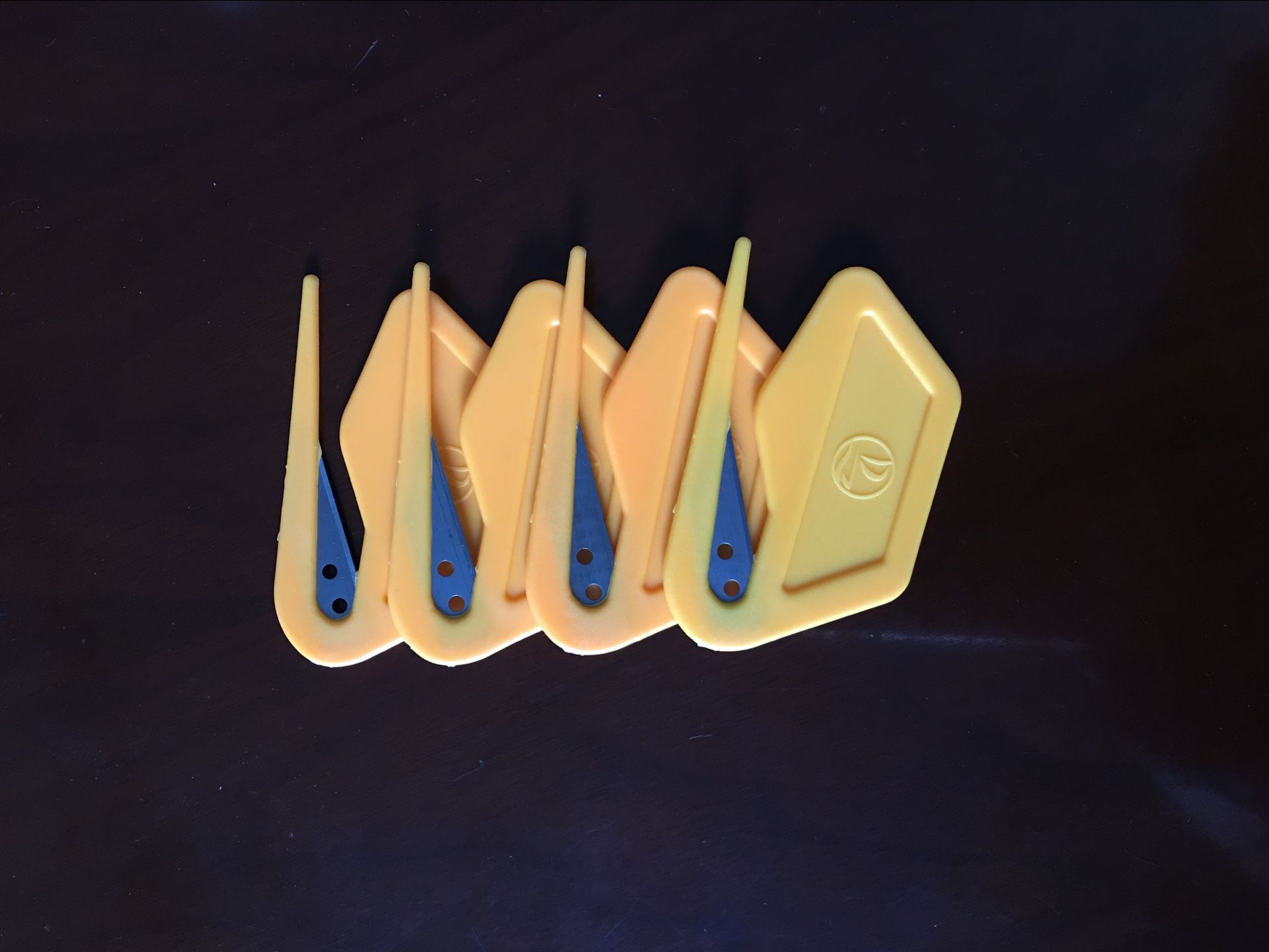 The store manager recommends shielding protective film hand guard to prevent cuts and scratches simple cutter blade