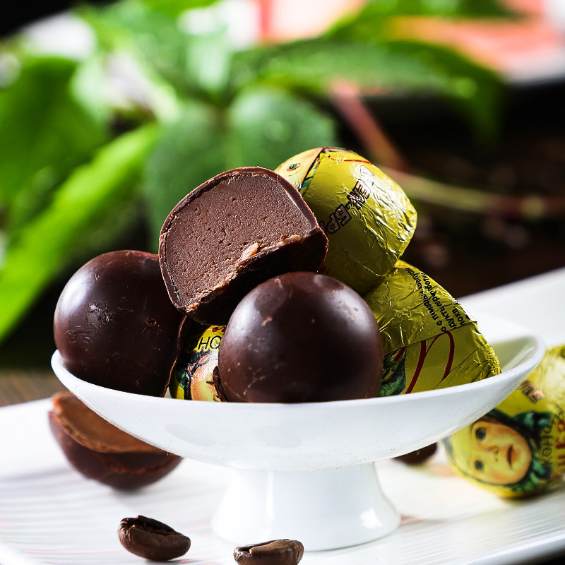 Russian imported doll ball semi-round chocolate condensed milk caramel milk sandwich semi-round ball bag net red snacks