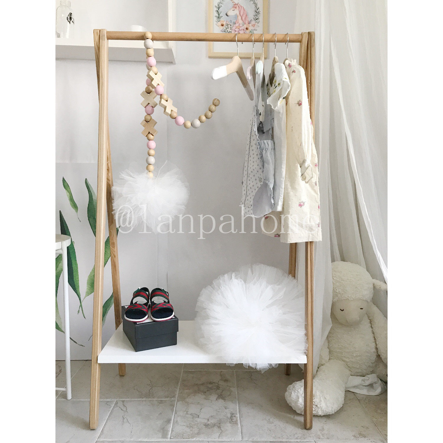 Nordic solid wood buffoolu minimalist clothes hanger solid wood minimalist children's room floor hanger children's clothing shop floor hanger
