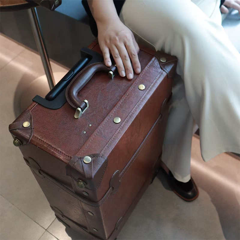 Retro-style trolley case with universal wheels, high-value luggage, women's and men's combination lock travel suitcase, 20-inch and 24-inch popular leather suitcases.