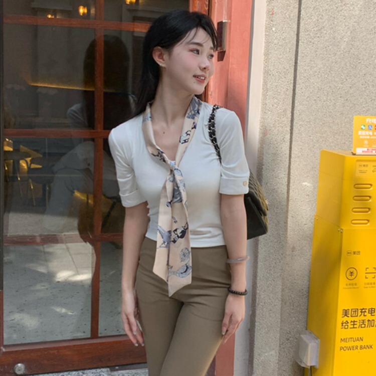 High-End V-Neck Ribbon Scarf Top for Women, Ol Style, Three-Quarter Sleeve Base Shirt, Pure and Alluring Korean Style Versatile T-Shirt
