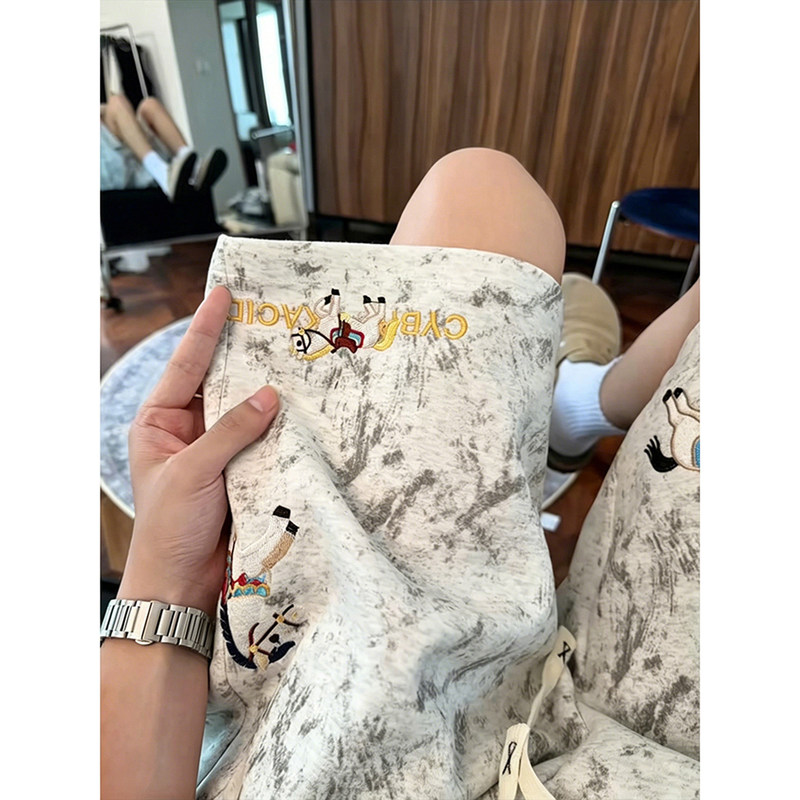 White Floral Tie-Dye Embroidered Shorts for Men, Summer Outdoor American-Style Sports Pants, Straight Loose Casual Knee-Length Shorts White Floral Tie-Dye Embroidered Shorts for Men, Summer Outdoor American-Style Sports Pants, Straight Loose Casual Knee-Length Shorts