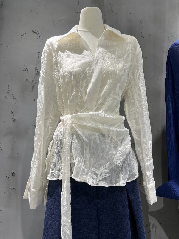 2016 Retro Lace Elegant Embroidered Sun-Protective Shirt with a Stylish Design, Waist-Cinching Tie, and Slimming Effect