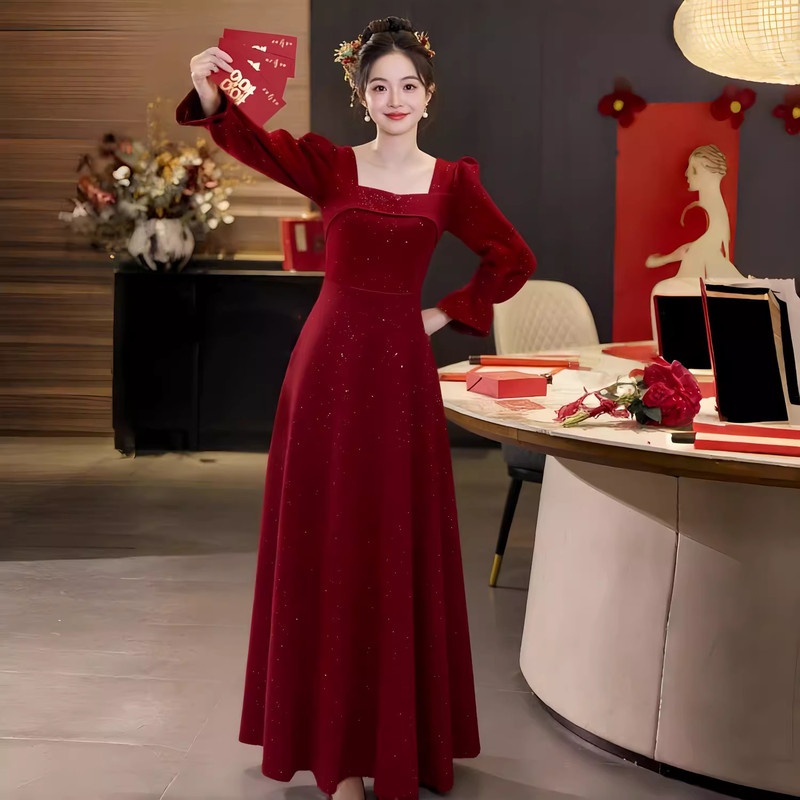 Autumn and Winter Red Evening Dress with Square Neckline, Flared Long Sleeves, Waist-Cinching, and a Large Hem, Suitable for Wedding and Post-Wedding Occasions, Slimming and Shiny Gown Autumn and Winter Red Evening Dress with Square Neckline, Flared Long Sleeves, Waist-Cinching, and a Large Hem, Suitable for Wedding and Post-Wedding Occasions, Slimming and Shiny Gown
