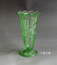 Lancien vase en verre vert vintage médiéval de Shanghaï avec des pièces de balancier antique