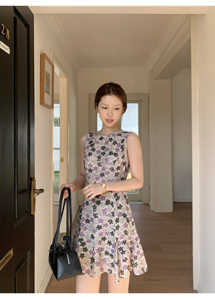 Tuuuh летнее платье без рукавов с круглым вырезом и цветочным принтом приталенное средней длины