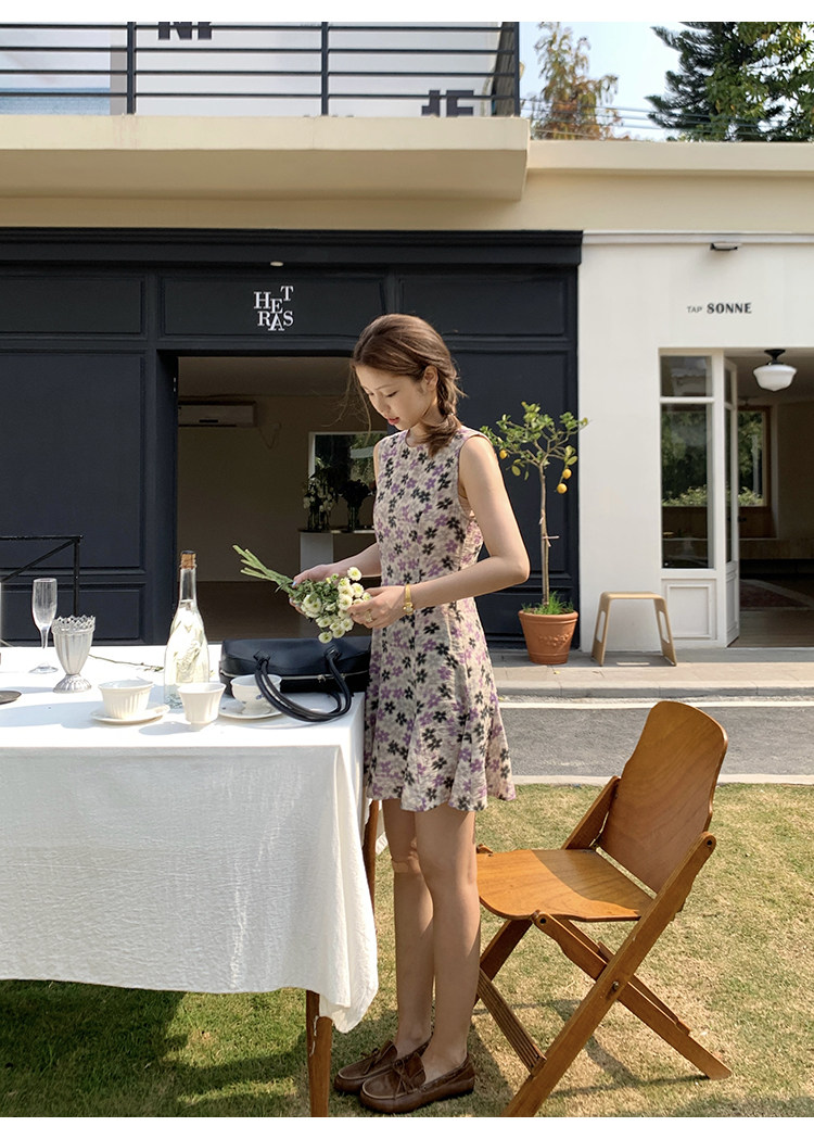 Tuuuh летнее платье без рукавов с круглым вырезом и цветочным принтом приталенное средней длины