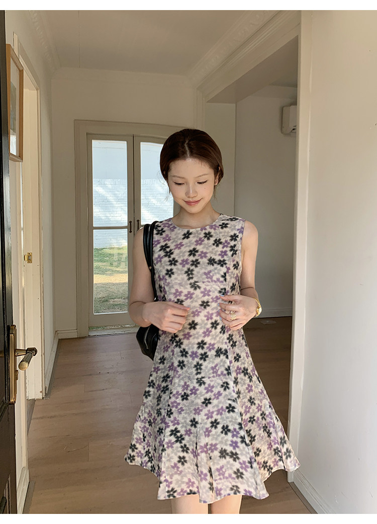 Tuuuh летнее платье без рукавов с круглым вырезом и цветочным принтом приталенное средней длины