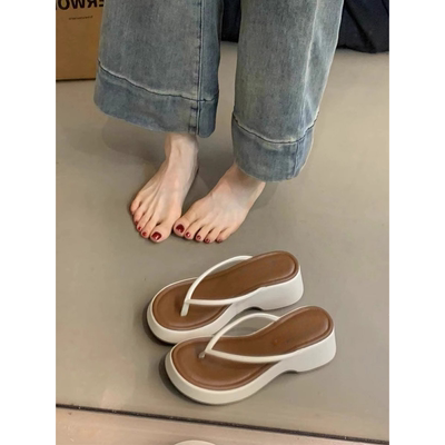 Roman-style off-the-shoulder flip-flops for women in summer 2026, thick-soled casual beach shoes with a soft cake on the outside