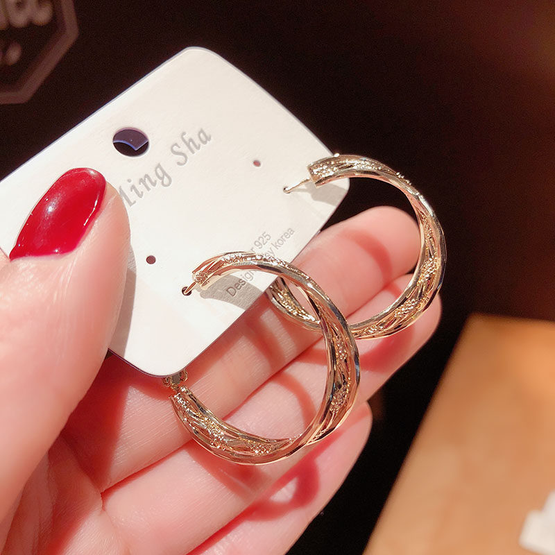 South Korea's Dongdaemun design sense 925 silver needle metal earrings temperament cold wind hoop earrings female simple ear acupuncture