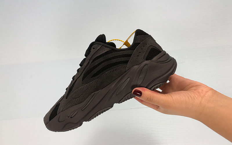 爱打扮(www.idaban.cn)，拒绝撞鞋！yeezy 700了解一下9