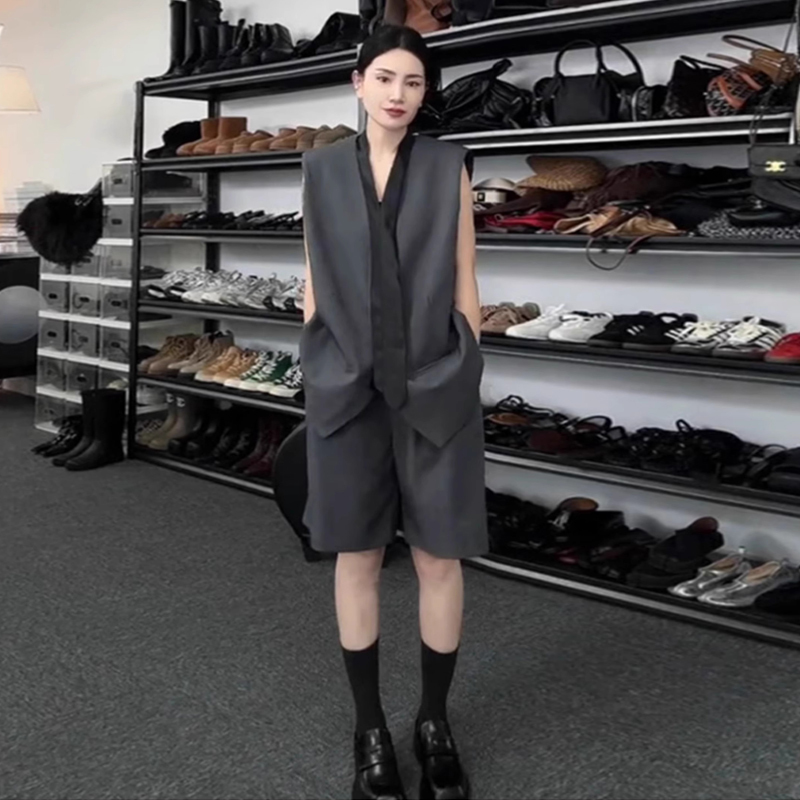 Women's Summer Suit Set with a High-End Feel, Petite Size, Eye-Catching, Age-Reducing, Fashionable Gray Vest and Wide-Leg Mid-Length Pants Two-Piece Set Women's Summer Suit Set with a High-End Feel, Petite Size, Eye-Catching, Age-Reducing, Fashionable Gray Vest and Wide-Leg Mid-Length Pants Two-Piece Set